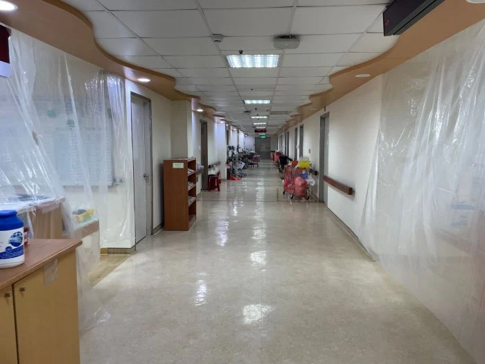 護理師爆料，民生醫院的專責病房，實則為完全開放式的病房，沒有負壓。   圖:翻攝自Dcard