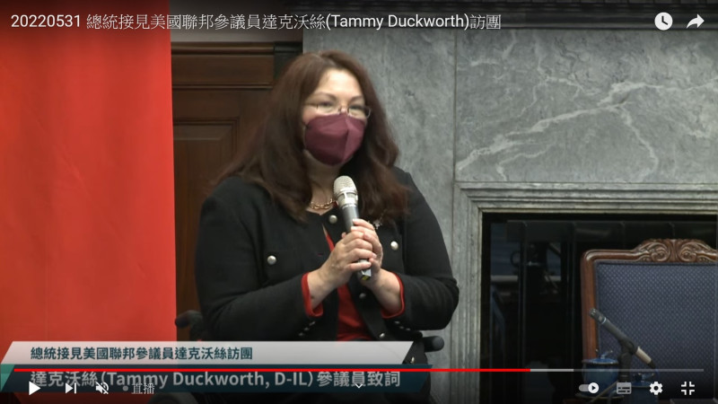 因戰役受傷、坐在輪椅的美國參議員達克沃絲(Tammy Duckworth)   圖：翻拍自總統府YouTube