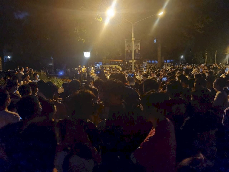 天津大學學生抗議示威，高喊口號：打倒官僚主義、打倒形式主義。   圖:翻攝自微博
