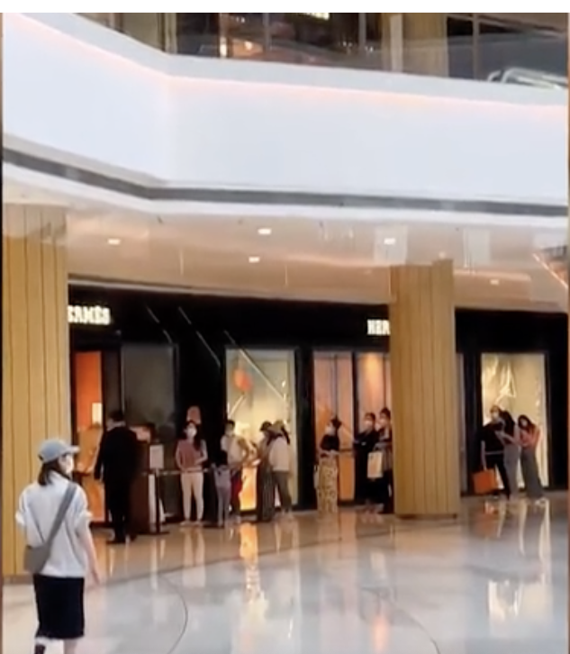 上海百貨公司內，許多奢侈品牌門口人流量不斷，不僅愛馬仕（HERMÈS）門口大排長龍，連迪奧（DIOR）的出入口也排起長隊。   圖：擷取自騰訊視頻影片