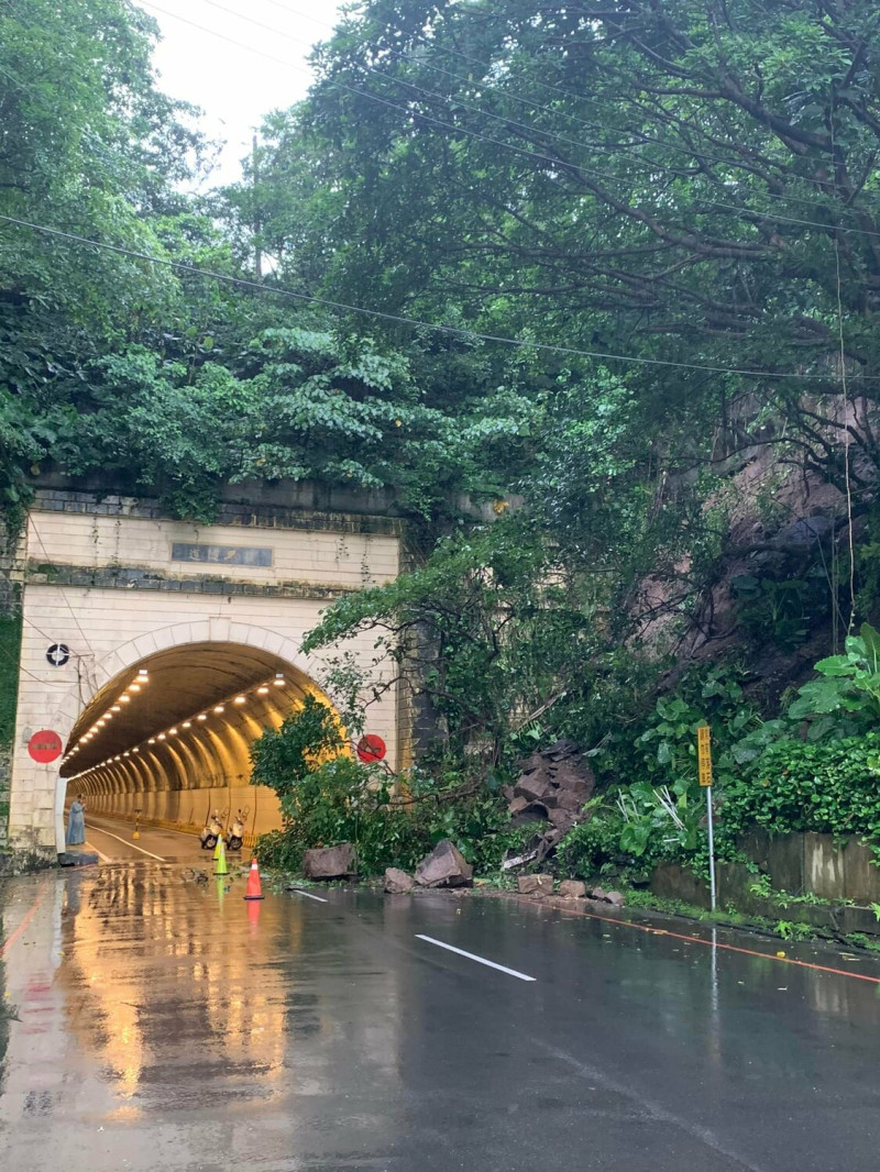 基隆市中山區復旦路復興隧道口山坡31日傍晚近6時發生土石崩落。   圖：翻攝張秉鈞（最認真）。基隆市議員臉書