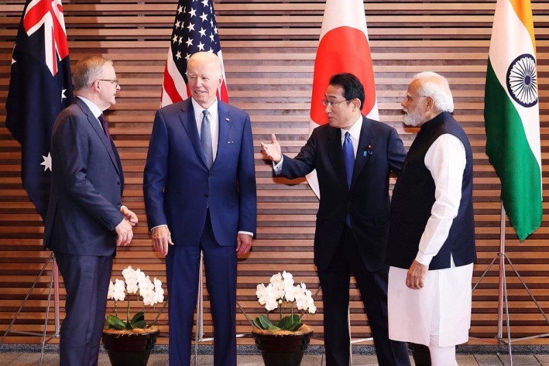 因應中國軍事擴張，「四方安全對話」聯盟上月就在日本召開峰會，左起為澳洲新總理艾班尼斯、美國總統拜登、日本首相岸田文雄與印度總理莫迪。   圖：翻攝自日本首相官邸臉書
