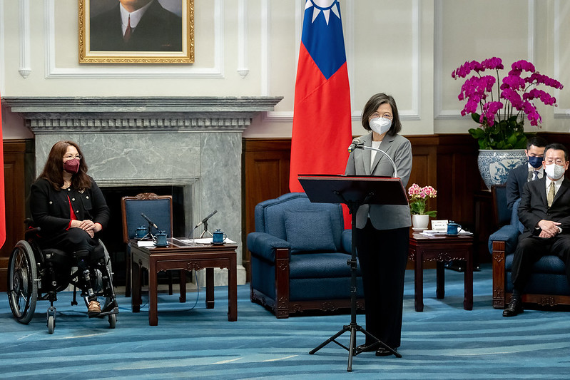 總統蔡英文（中）接見美國參議員達克沃絲（左）時親口表示，國防部正積極研議美國民兵與台灣的合作交流。   圖：翻攝自總統府