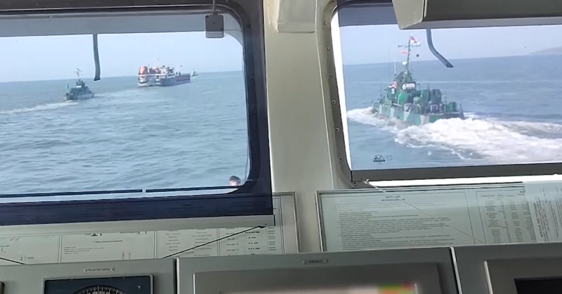 俄羅斯國防部公布的影片，俄軍從船內拍到貨船和其他兩艘軍艦。   圖 : 翻攝自俄羅斯國防部