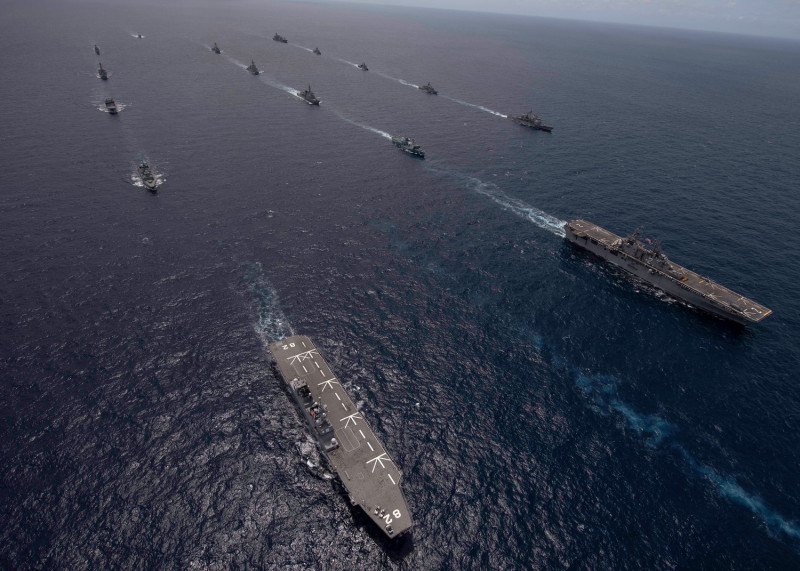 世界上最大的海上軍事演習「環太平洋演習」，主要訴求志同道合的國家齊聚環太平洋，支持一個自由和開放的印太地區。圖為2020年演習照片。   圖：翻攝自RIMPAC臉書