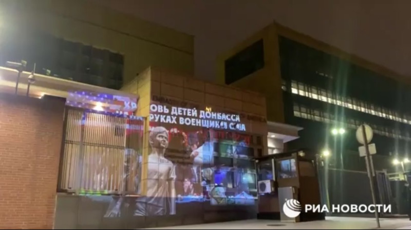 俄羅斯人士在 6 月 1 日國際兒童節凌晨，將頓巴斯死亡兒童的影像投影到美國駐俄大使館牆上。   圖：擷取自俄羅斯衛星通訊社影片