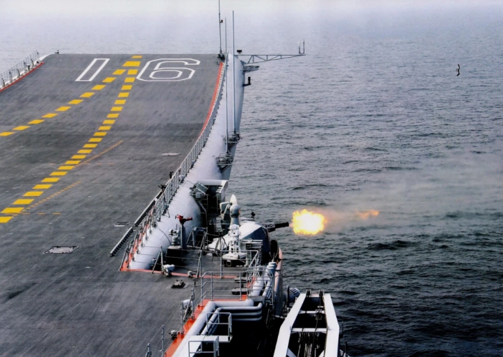 解放軍戰艦在台灣週邊海域實施實彈射擊演練。（資料照）   圖 : 翻攝自解放軍東部戰區