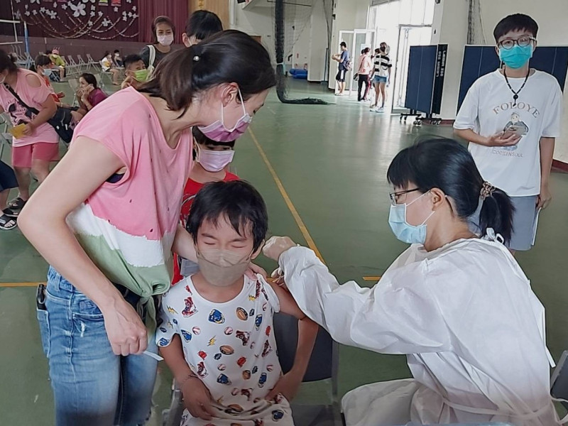 屏東縣輝瑞兒童疫苗入校施打第3天。   圖：屏東縣政府/提供
