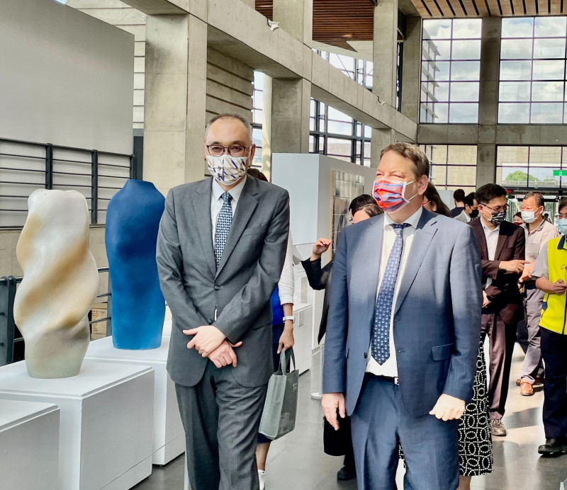 新北市副市長謝政達（左）、以色列駐台代表柯思畢（右）一同參觀以色列當代藝術家從富饒的歷史文化出發，展現豐沛的創意。   圖：鶯歌陶瓷博物館提供
