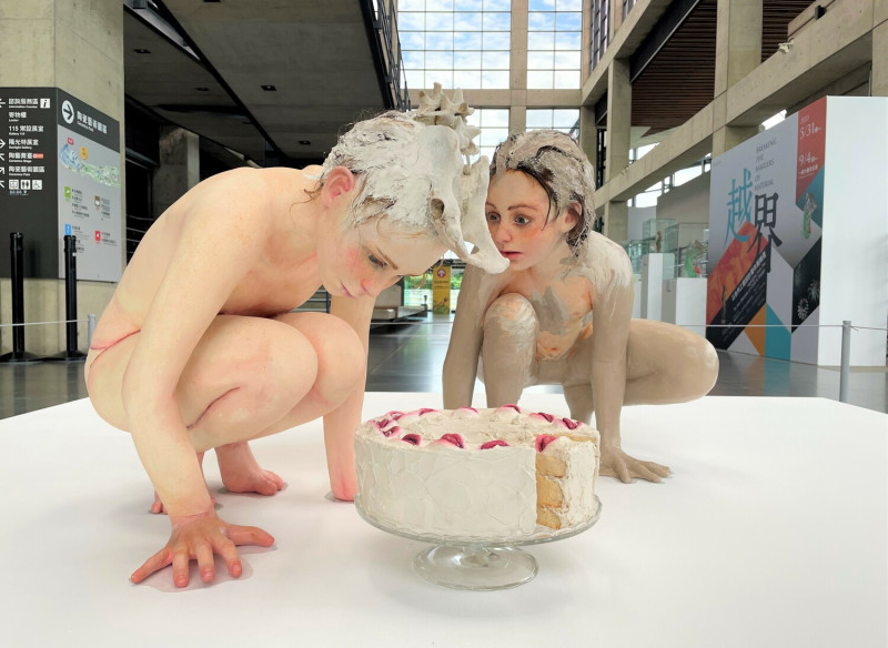 「越‧界－以色列工藝設計雙年展精選」即日起至9月4日止，精選10組雕塑及裝置作品以及3部影像。圖為Ronit Baranga創作的《蛋糕》。   圖：鶯歌陶瓷博物館提供