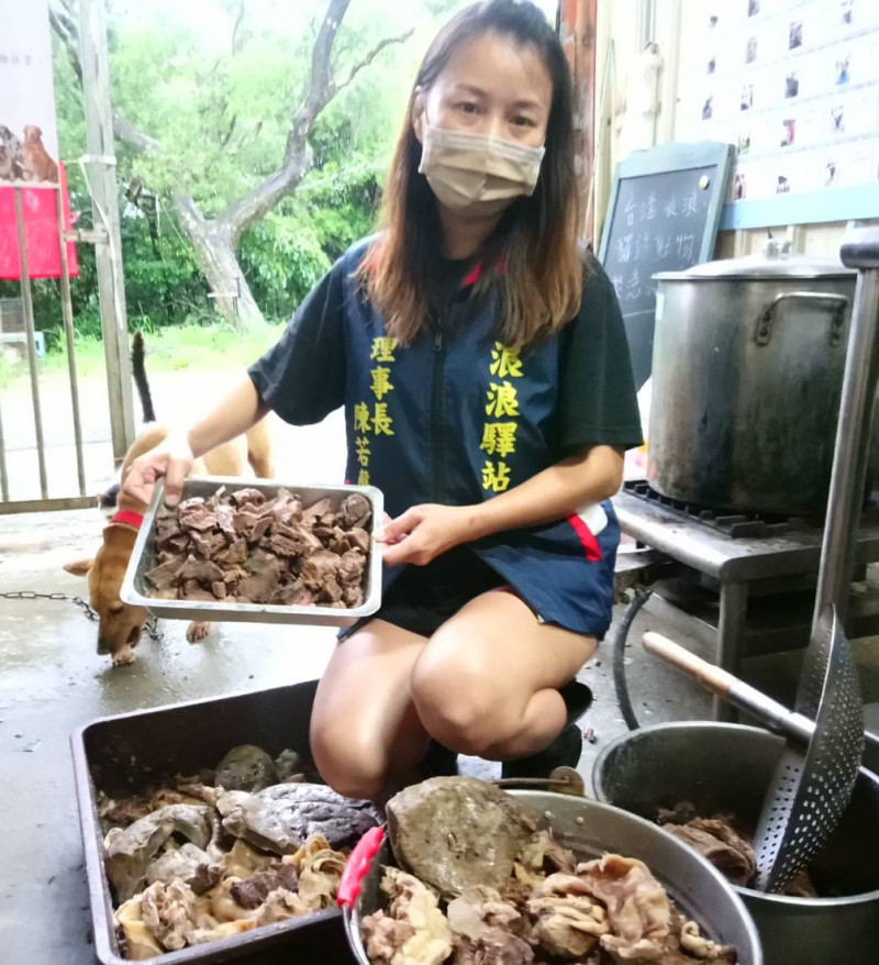 浪浪驛站理事長陳若馨親手烹煮毛寶貝鮮食。   圖：新北市動保處提供