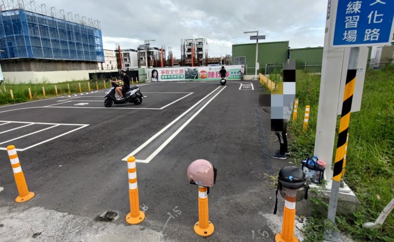 ▲女子於機車練習場不慎撞柱子受傷。（圖／黃肇輝FB）   