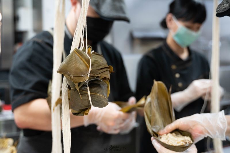 ▲有「最狂員工餐廳」之稱的普橘島，為了讓員工感受過節氛圍，除了親手包粽，每顆只賣20元，讓員工直呼「真佛」。（圖／普橘島提供）   