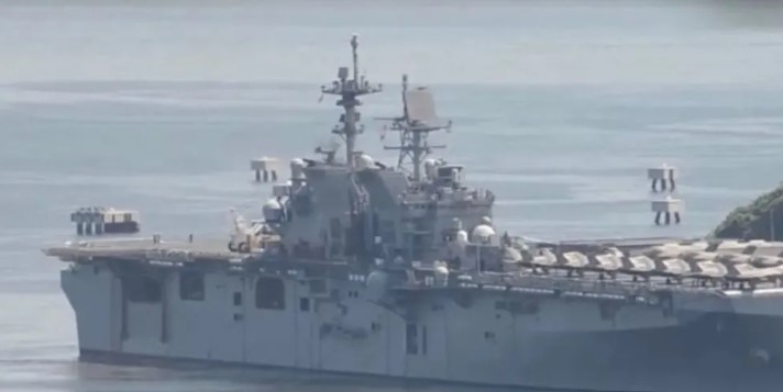美國海軍兩棲攻擊艦的黎波里號的甲板停放超過 10 架 F-35B 戰機。   圖：翻攝自央視軍事綜合台