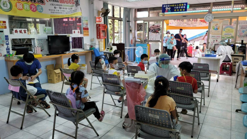 佳冬鄉衛生所施打兒童疫苗。   圖：屏東縣政府提供