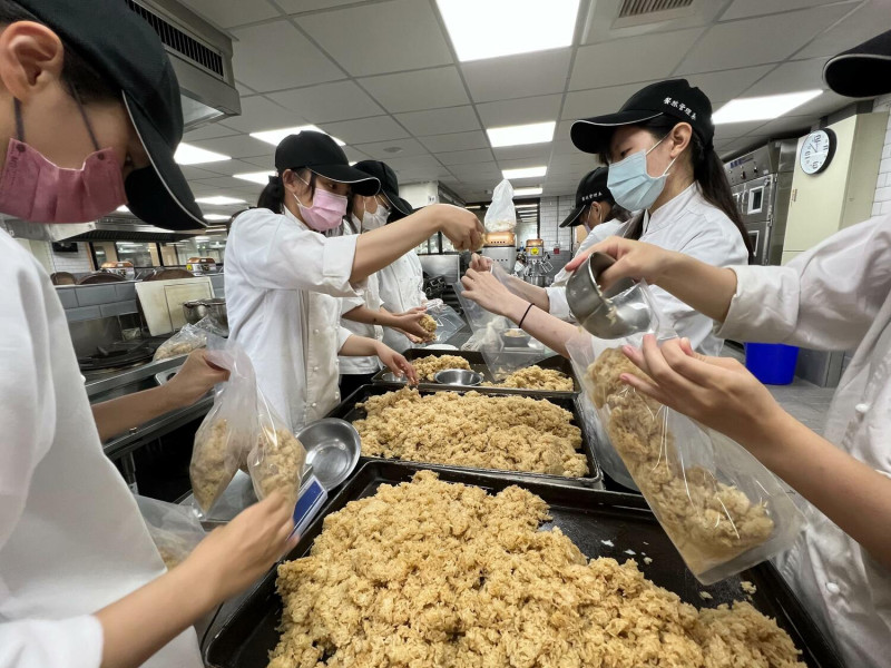 弘光科大辦端午線上活動，餐旅系學生準備粽子材料包。   圖：弘光科大/提供