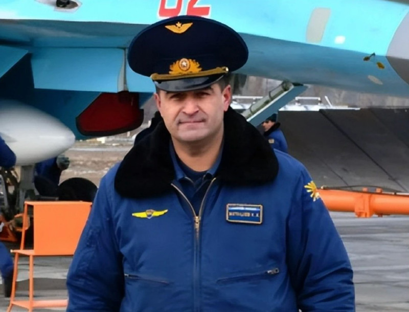 俄空軍前少將卡納馬特．博塔舍夫（Kanamat Botashev）在烏東戰場上駕駛戰機遭到擊落。 圖：翻攝自《環球時報》