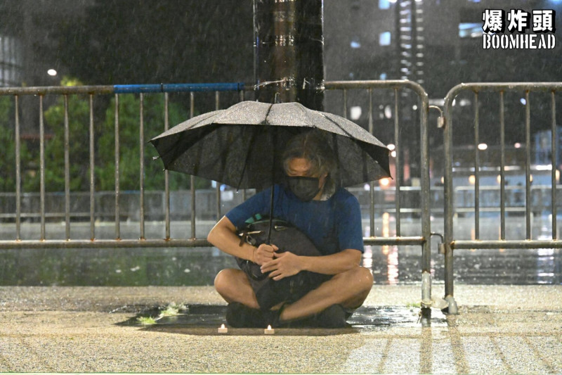 香港維園昨有市民雨中靜坐。   圖:翻攝自臉書粉專「爆炸頭」