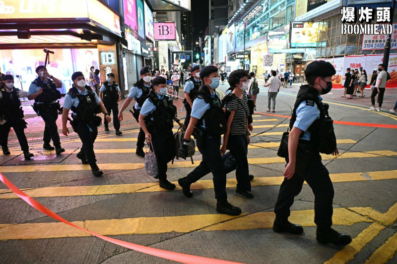 藝術家陳美彤(右2)因「公眾地方行為不檢」被警方拘捕。   圖:翻攝自臉書粉專「爆炸頭」