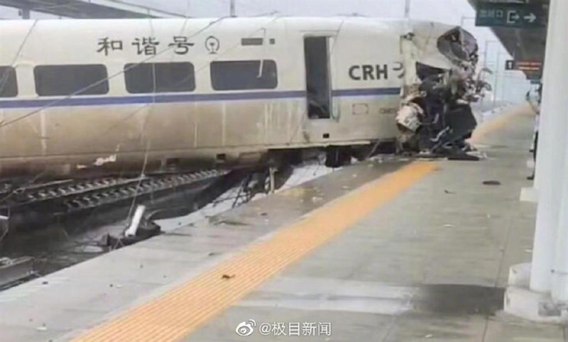 中國D2809次旅客列車因遭遇突發性土石流，後半段車廂出軌險些顛覆，目前已知造成1死8傷。   圖：擷自微博