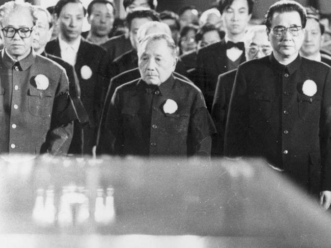 鄧小平（中）出席胡耀邦葬禮。 圖：取自陸網（資料照片）