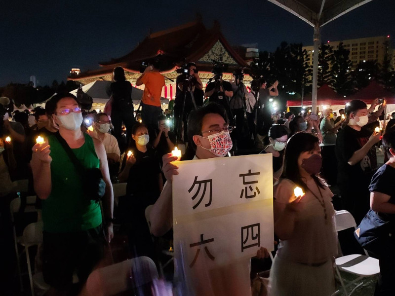 今年為「六四事件」34週年。（圖為2022台灣民間團體舉辦六四紀念晚會，民眾手持「勿忘六四」手板，呼籲民眾不要遺忘。）   圖:陳佩君/攝