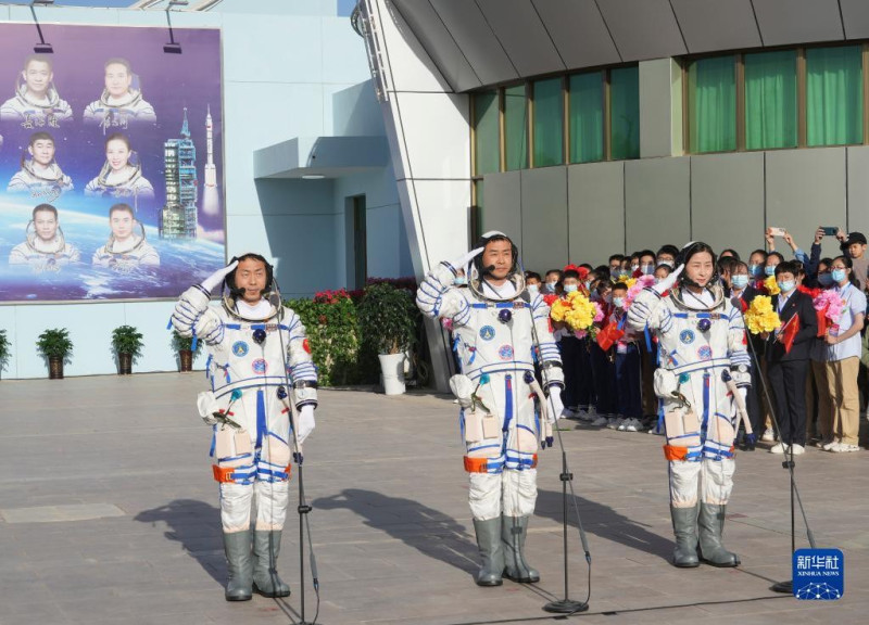 由太空人陳冬、劉洋和蔡旭哲組成的神舟14號載人飛行任務，於今（5）日上午10時44分準時發射。   圖：翻攝自新華網