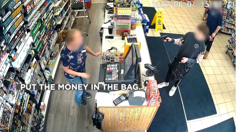 美國1名12歲男孩持槍搶劫商店，將槍瞄準女店員要求交出錢財。   圖：翻攝自Youtube