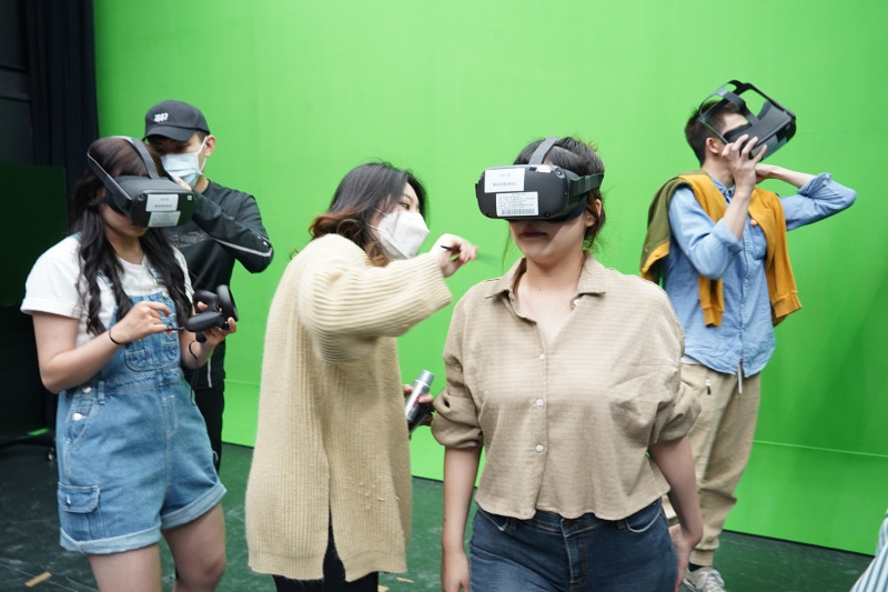 醒浪潮」邀請民眾一起來數位體驗區的虛擬攝影棚參與VR實境體驗。   圖：醒吾科技大學提供
