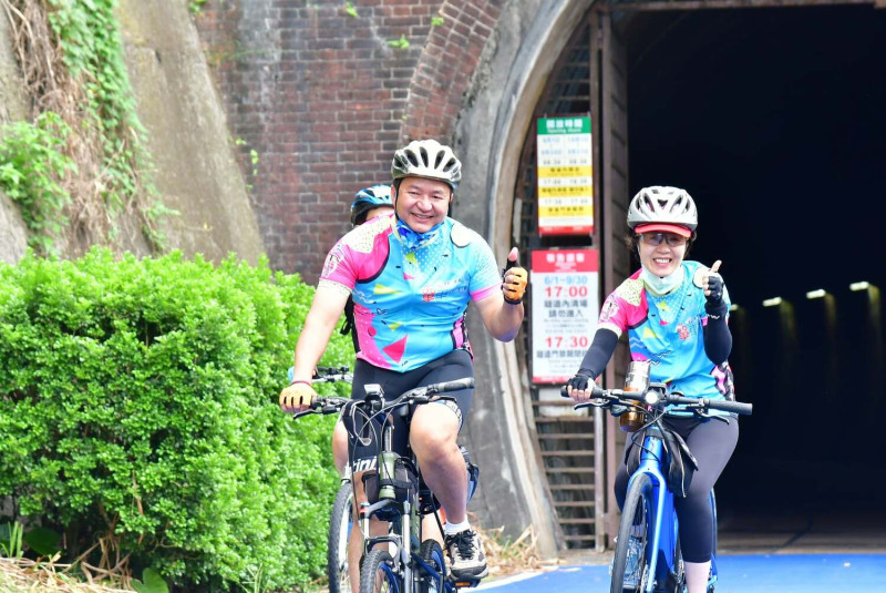 舊草嶺隧道非常涼快消暑。   圖：中華民國自行車騎士協會提供