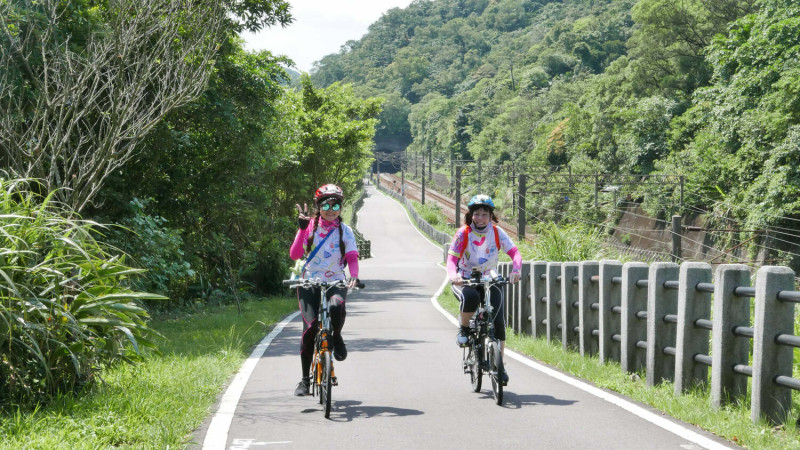 瑞芳三貂嶺騎乘鐵道旁。   圖：中華民國自行車騎士協會提供