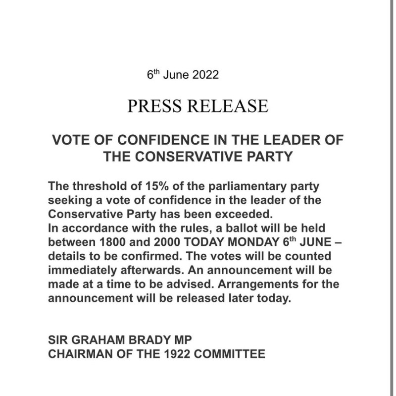 英國保守黨「1922委員會」傳「突襲」發動對首相的「 信任投票」。   圖：翻攝 Paul Brand推特