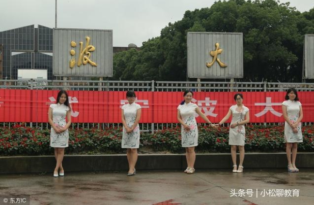 寧波大學女畢業生在校門口穿旗袍拍照留念。   圖 : 翻攝自頭條號/小松聊教育