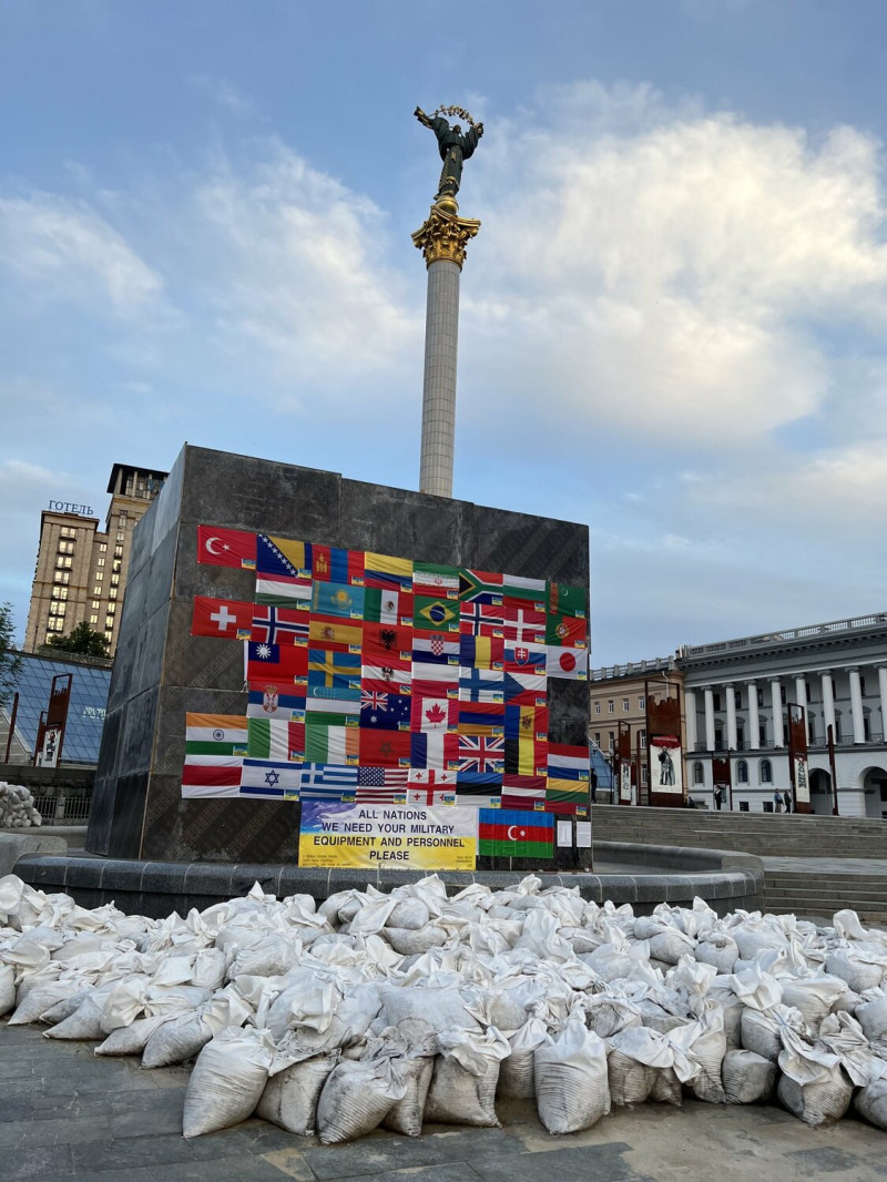 中華民國國旗出現在基輔獨立廣場。   圖：取自Nicola Smith推特