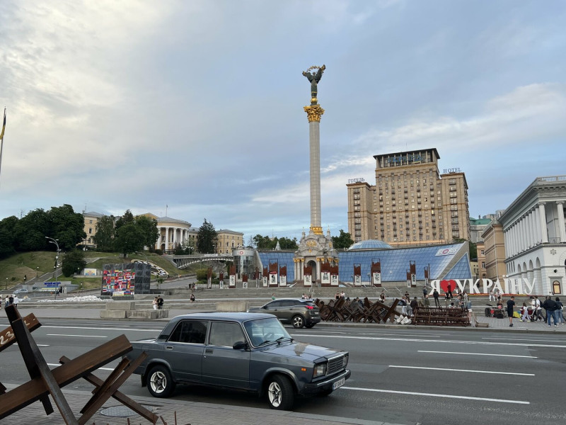 基輔獨立廣場上一面牆掛了多達50多個國家的國旗，包括中華民國國旗。   圖：取自Nicola Smith推特