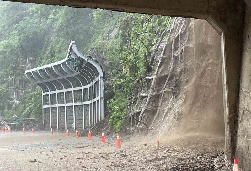 由於大雨影響，南橫公路梅蘭明隧道下午出現落石。   圖：六龜警分局／提供