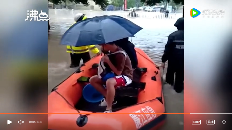 民警利用皮划艇運送民眾。   圖：翻攝自《騰訊網》
