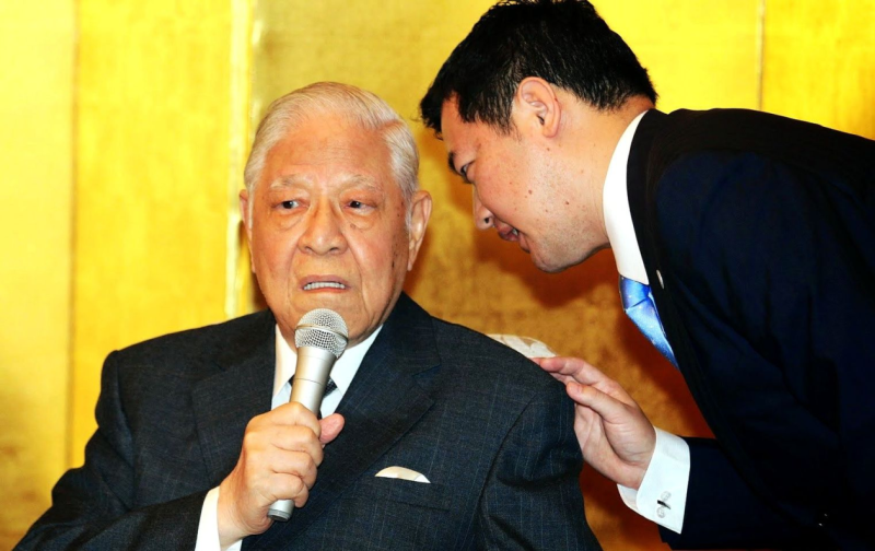 故前總統李登輝 (左) 與早川友久。   圖：翻攝自《環球網》