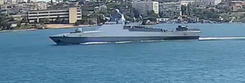 社群媒體流傳照片，俄羅斯海軍22160型「貝科夫級」巡邏艦，竟「搭載」SA-15「臂鎧」中低空地對空飛彈系統輪車加強艦艇防空。   圖：翻攝Capt(N)推特