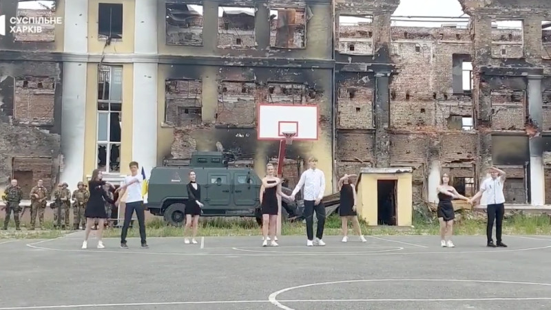 據烏國外交部推特上的影片，身穿白襯衫的男學生與一身黑禮服的女學生兩兩一對，在遭砲火轟成廢墟的哈爾科夫 134 號學校前跳起華爾滋舞。   圖：擷自烏克蘭外交部推特@MFA_Ukraine