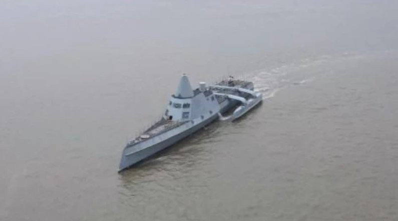 中國自製的百噸無人艇在舟山海域下水測試。   圖 : 翻攝自新民晚報
