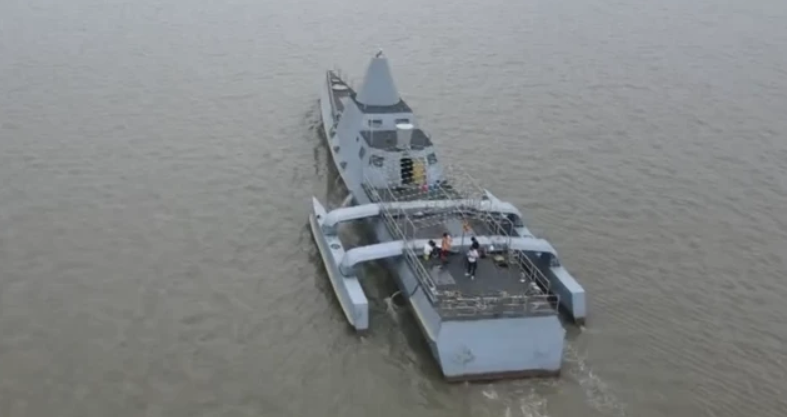 中國自製的百噸無人艇在舟山海域下水測試。   圖 : 翻攝自新民晚報