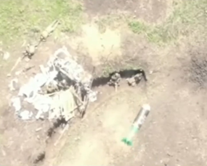 烏克蘭軍隊近日流出一段影片，只見烏軍對著俄軍的壕溝投擲一枚炸彈，在照片右下方的炸彈清楚可見。   圖：擷圖自影片