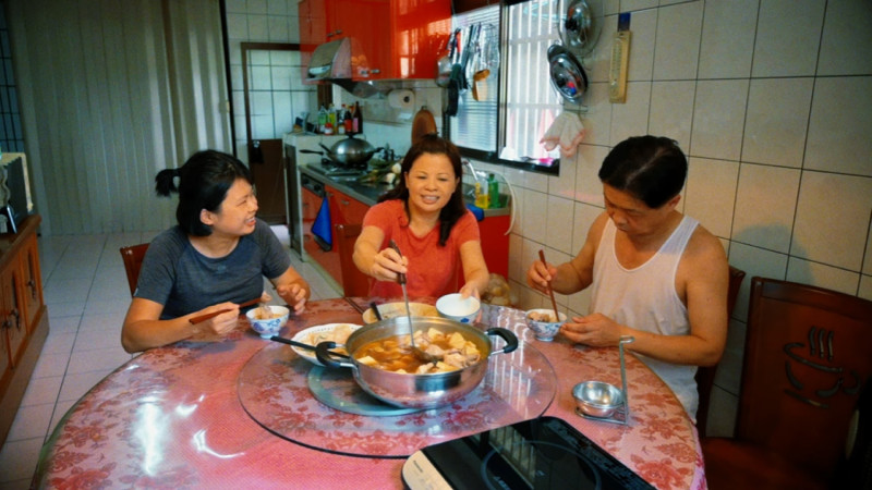 藝術家鍾佳陵以「家常菜」記錄疫情期間的家庭連結。   圖：新北市文化局提供