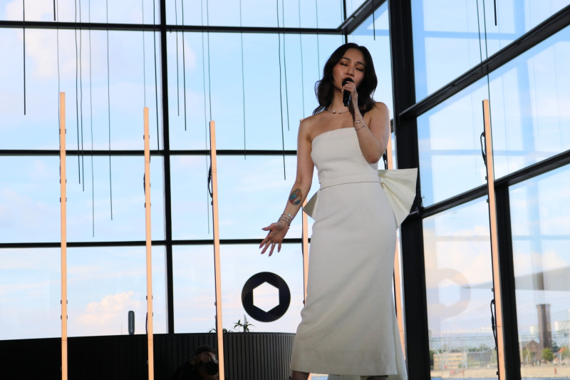 遭中國封殺的歌手陳芳語受邀在哥本哈根民主高峰會演唱。   圖：王婉諭國會辦公室提供