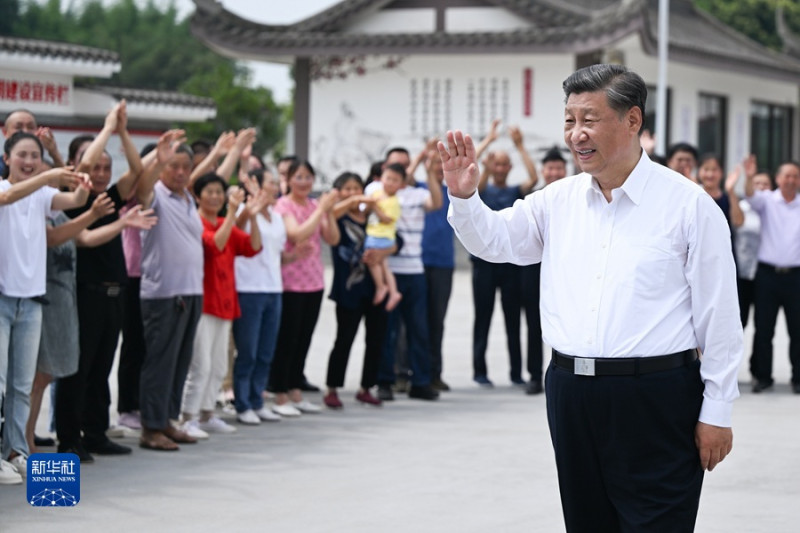 中共國家主席習近平訪問四川，向村民們揮手致意。   圖：翻攝新華網（資料照）