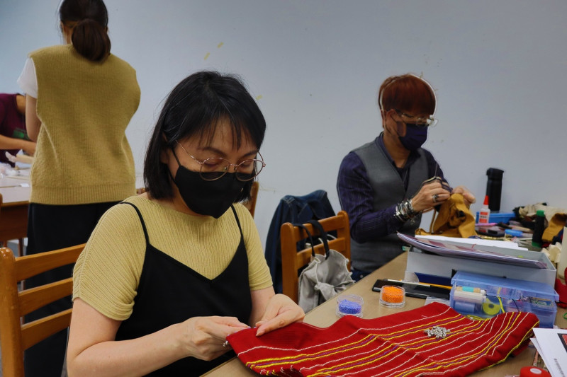 學員不僅在工作坊期間用心縫製，且常利用自己私下空閒時間繼續加工製作。   圖：新北市原民局提供