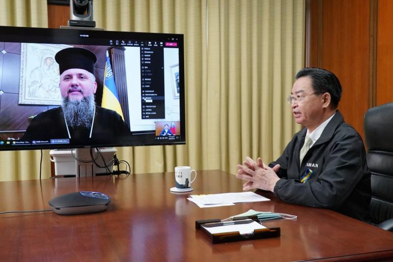 外交部長吳釗燮向烏克蘭東正教大牧首伊皮法紐斯一世視訊說明我國援助烏克蘭情形。   圖：外交部提供