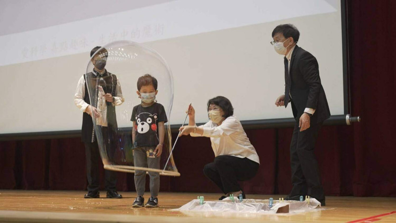 黃敏惠用一個巨型泡泡包覆孩童，象徵疫情期間對孩童的保護。   圖：嘉義市政府/提供