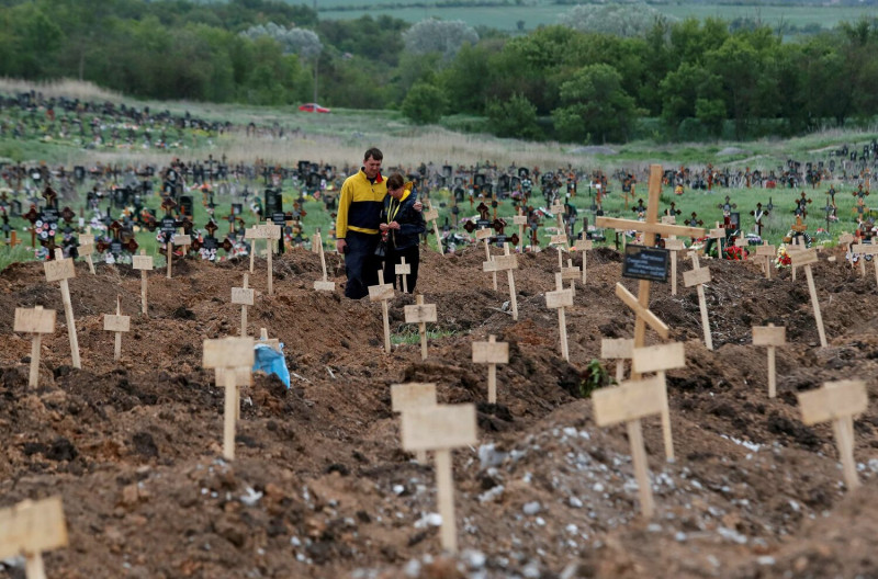 在俄軍的侵略下，馬里烏波爾（Mariupol）已變成無止盡的墓地。   圖：達志影像 / 路透社